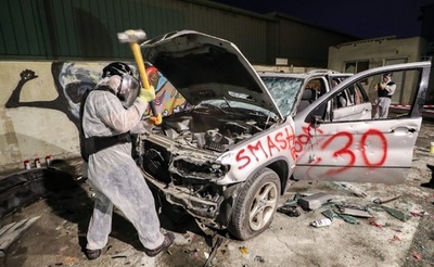 車を壊してストレス発散！ ドバイの「破壊部屋」