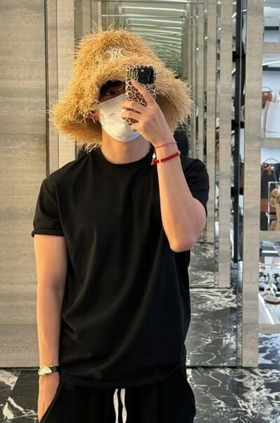 BTSのV、型破りな帽子セルカ公開&「来春アルバム発売」発言でファン沸騰