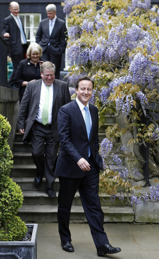 「閣議中の携帯使用はダメ」、でも早速違反者 英新政権