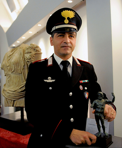 休暇中のイタリア警察官、NYで盗難文化財を発見
