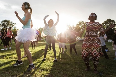 都会の新流行？夜明けの屋外で踊るイベントに300人 南ア