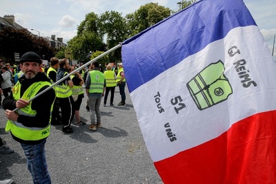 仏「黄ベスト」デモ半年、参加者減少続く
