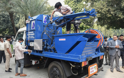 素手で下水管掃除し毎年数百人死亡…印NGOが事態打開の新兵器披露