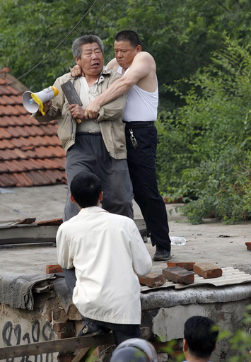 中国当局の不法住宅取り壊しに、住民が自殺ほのめかし抵抗