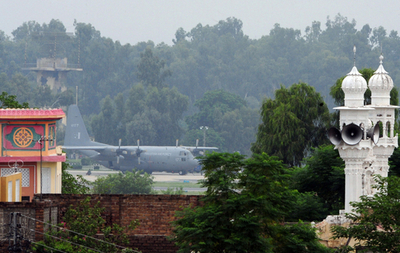 パキスタンの空軍基地を武装勢力が襲撃、戦闘機製造の拠点