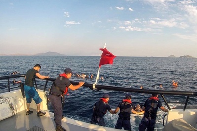 移民船が沈没、12人死亡 トルコ沖