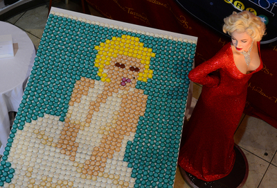 M・モンロー生誕86年、「甘～い」肖像画を公開 米国