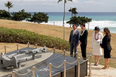 秋篠宮ご夫妻、ハワイの「えひめ丸」慰霊碑訪問