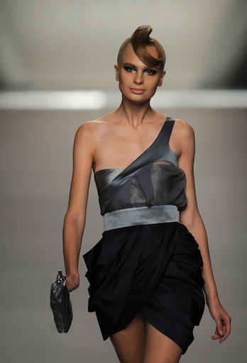 ＜09年春夏パサレラ・シベレス＞アナ・ロッキング、新作を発表