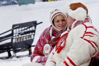 モナコ公夫妻、伝統衣装でトナカイそり ノルウェー