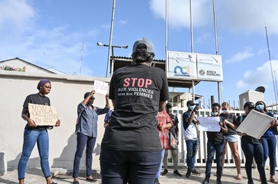 ダミー人形でレイプ再現、TV番組司会者を処分 コートジボワール