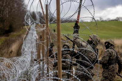 ポーランド、ロシア飛び地との国境沿いに鉄条網設置