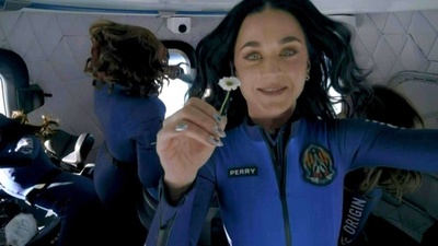 動画:歌手ケイティ・ペリーさんも参加 女性だけの宇宙飛行