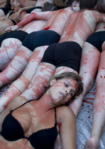 血のパフォーマンスで闘牛に抗議、スペイン