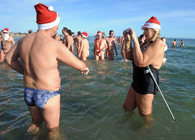 大みそか恒例、南仏ヌーディストビーチの海水浴イベント