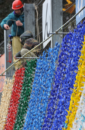 震災から1年、南三陸町に追悼の折り鶴