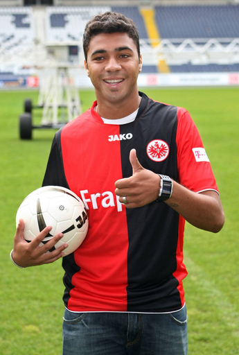 フランクフルト ブラジル人MFカイオの入団発表を行う