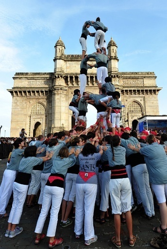 スペイン・カタルーニャ地方の伝統「人間の塔」、インドに上陸