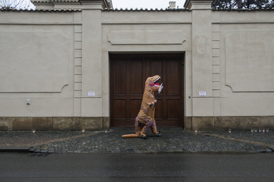 【今日の1枚】怪獣も便器も動員、コロナ対策に抗議