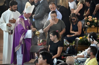 イタリア中部地震、犠牲者の国葬 9歳少女のひつぎに「ごめんね」