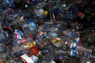 英、使い捨て飲料容器にデポジット制度導入へ