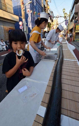 120メートルのジャンボのり巻き作りに挑戦！都内