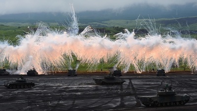 陸自「富士総合火力演習」の予行実施