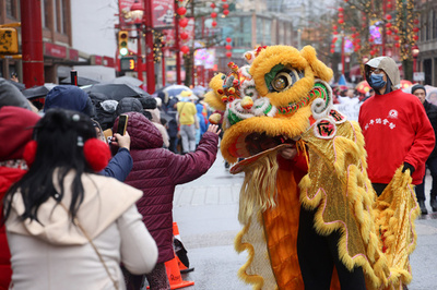 バンクーバーで春節パレード 過去最大の規模