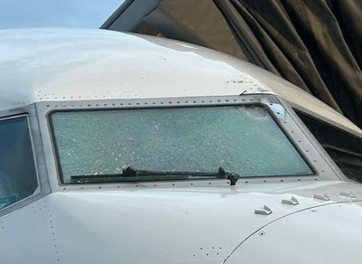 米ユナイテッド航空機の操縦席の窓破裂 気象観測用気球との衝突が原因か