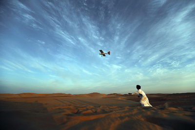 砂漠の空を飛ぶ模型飛行機