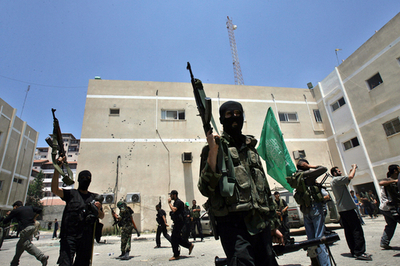 ハマス戦闘部隊、ファタハ系の治安部隊本部を占拠