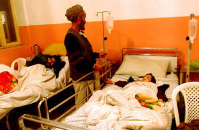 アフガニスタン、3日の服喪期間、タリバン後最悪の自爆攻撃