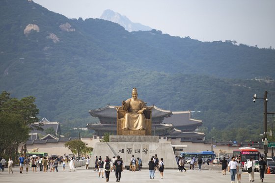 光化門広場の世宗大王銅像の様子（ソウル観光財団提供）