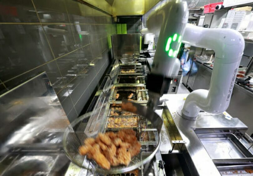 キョチョンチキン茶山（タサン）新都市1号店に導入された調理ロボット＝キョチョンF&amp;B(c)KOREA WAVE