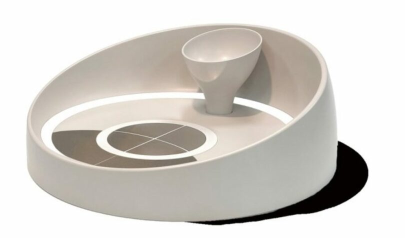 ペットスタートアップ「リトルキャット」の猫用体成分分析装置。「猫を飲み込んだボア（蛇）」をモチーフにデザインされた（写真提供=韓国デザイン振興院）(c)MONEYTODAY