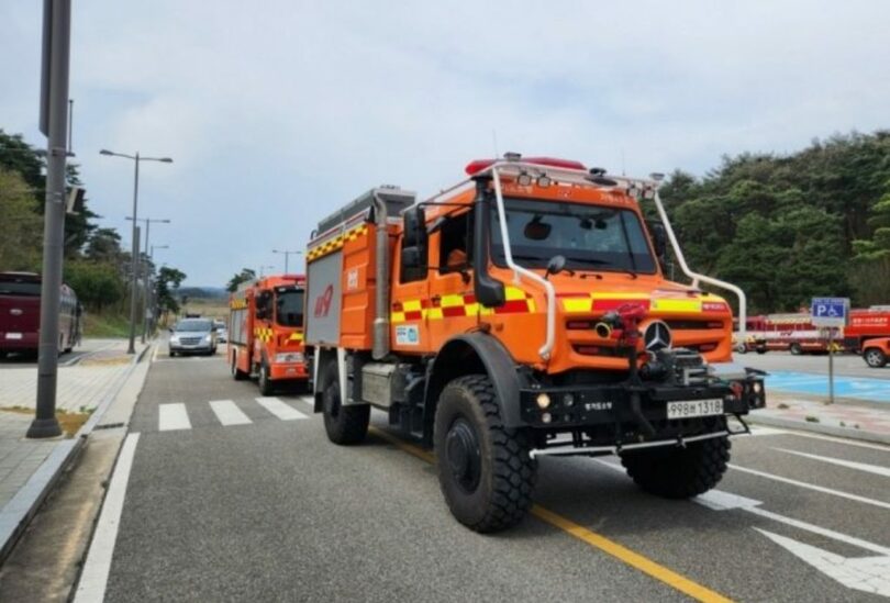 今月11日、江陵の山火事鎮火のために出動したベンツのポンプ車（写真提供=消防庁）(c)MONEYTODAY