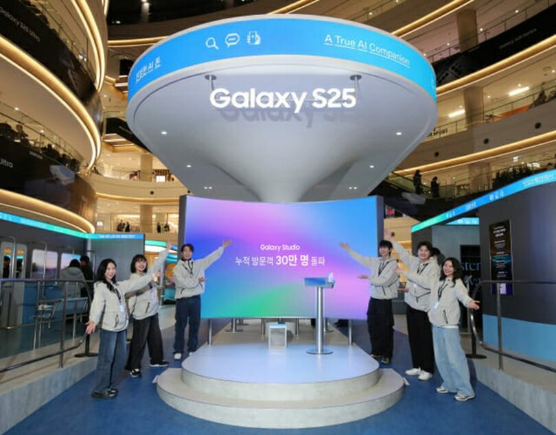ソウル市永登浦区タイムズスクエアの「Galaxy Studio」で累計訪問者30万人突破を祝う関係者＝サムスン電子(c)KOREA WAVE