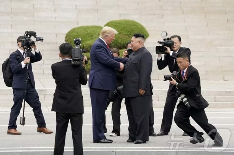 2019年6月30日、板門店で握手するトランプ米大統領と北朝鮮のキム・ジョンウン（金正恩）朝鮮労働党総書記(c)news1