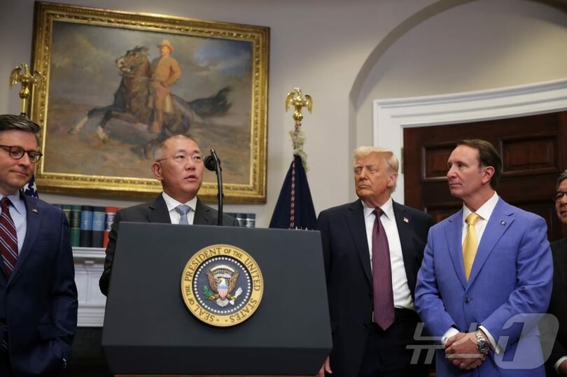 24日、トランプ米大統領らが見守るなか、210億ドル規模の対米投資計画を発表する現代自動車グループのチョン・ウィソン(鄭義宣)会長(c)news1