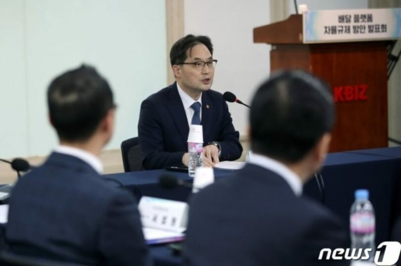 プラットフォーム関連法について説明する韓国のハン・ギジョン公正取引委員長(c)news1