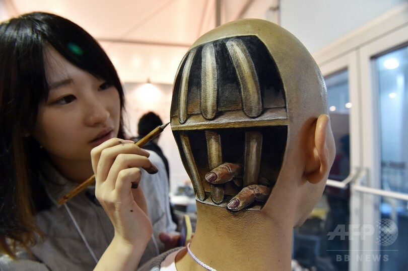 奇抜なボディーペイントが評判に、注目の美大生アーティスト