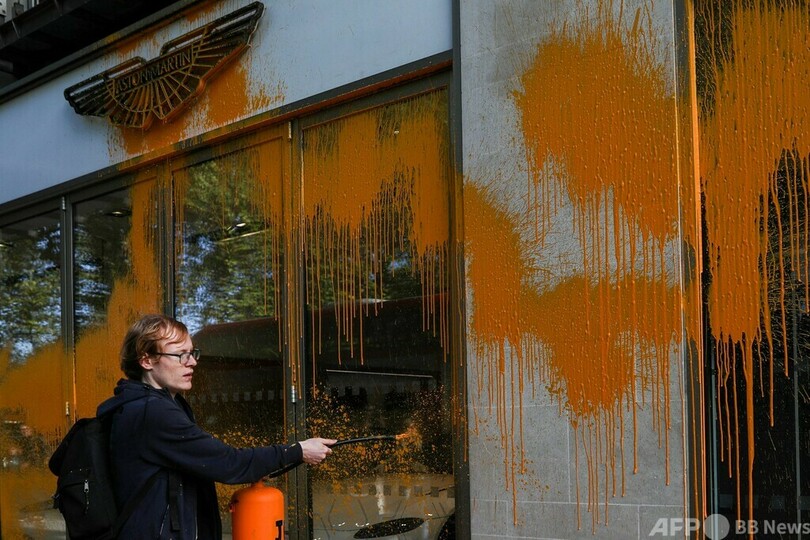 今度は高級車ショールームに塗料 英政府、過激なデモ取り締まりへ