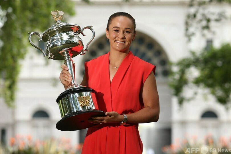 全豪OP制覇のバーティ、メルボルン市内で写真撮影