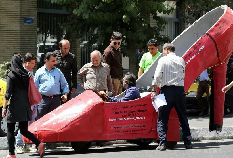 真っ赤なハイヒールカーで商売繁盛、テヘランの靴磨き