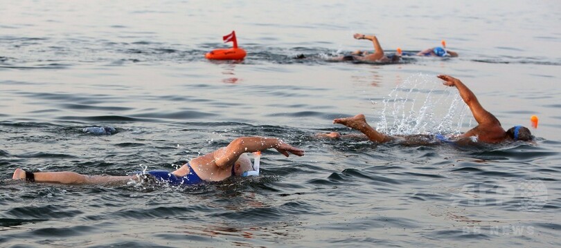 死海を泳いで横断、水位低下による消滅危機を啓蒙