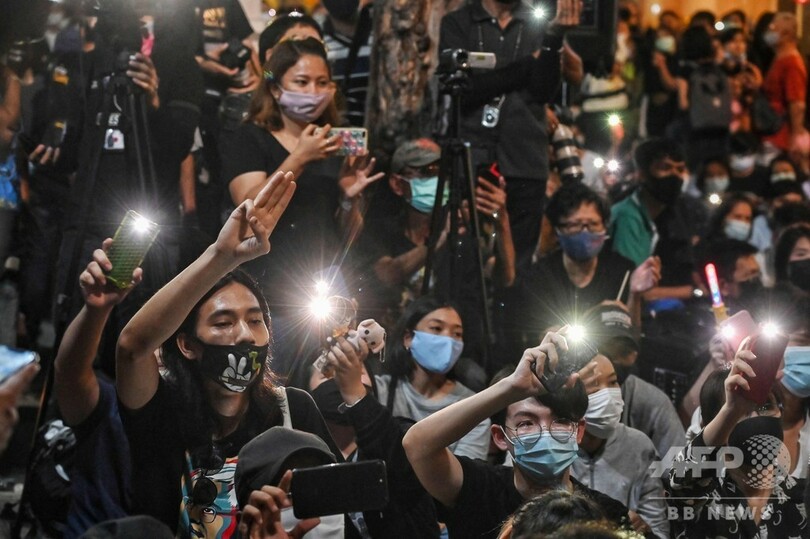 タイでハリポタテーマの反政府デモ、民主主義の「魔法」を