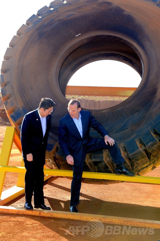 日豪首相の「大股開き」写真、ネットであざけりのタネに