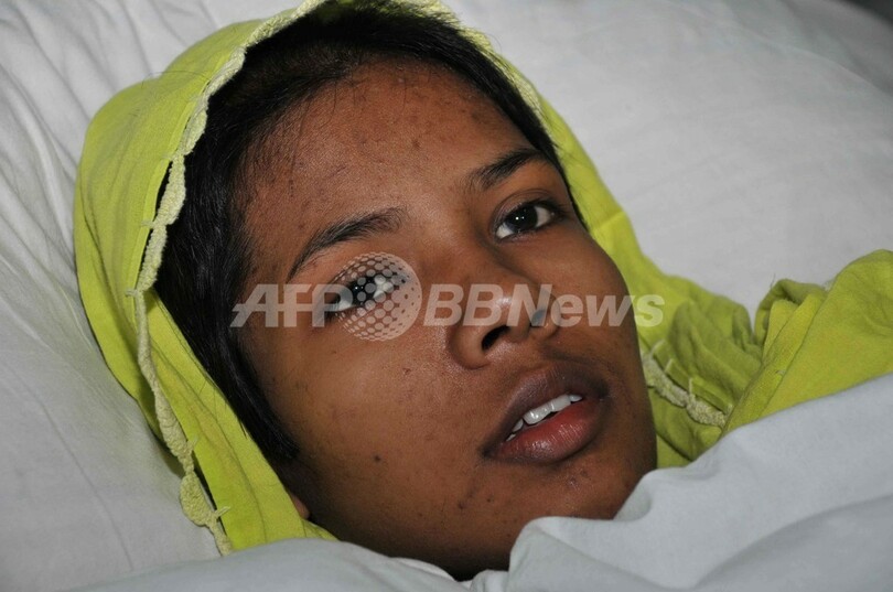 崩壊ビルから奇跡的に救出された女性が退院、バングラデシュ