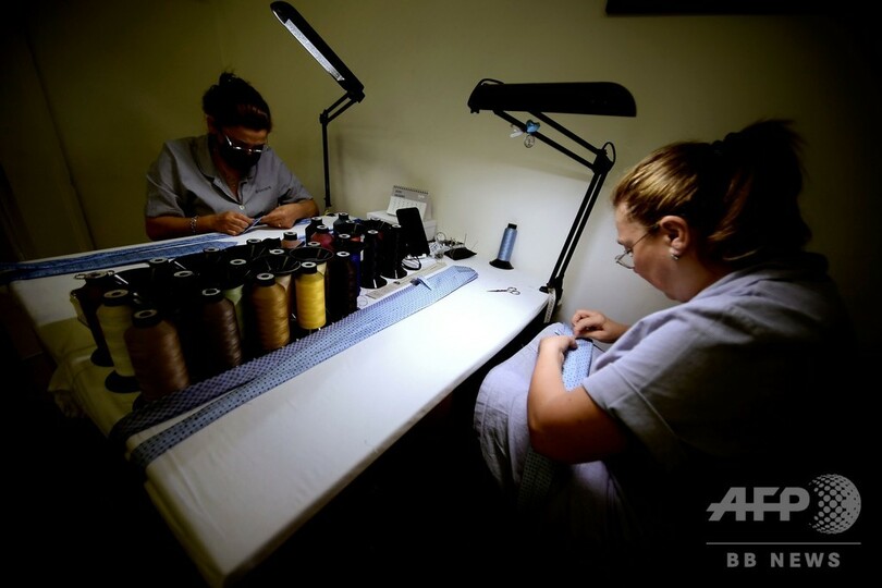 南イタリアの老舗が手縫いで仕立てる英国流ネクタイ