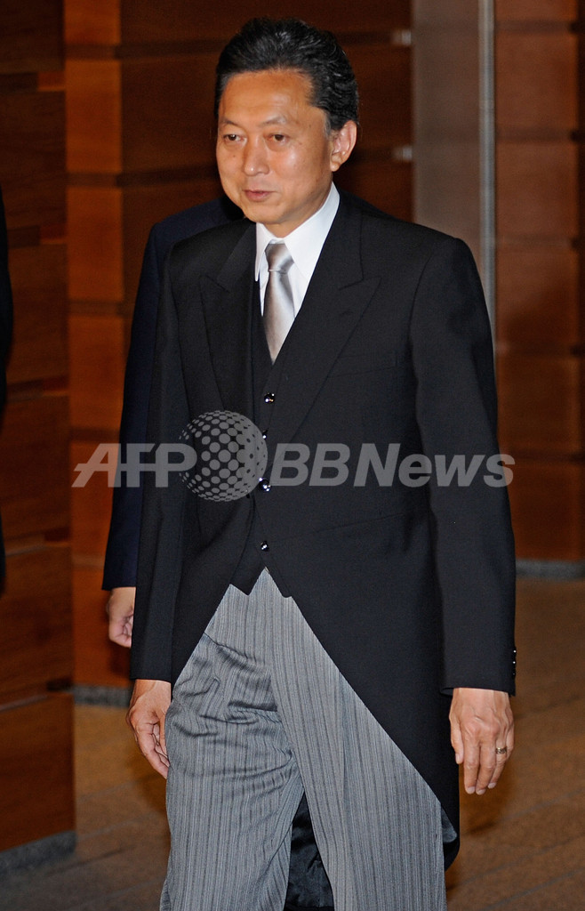 皇居での親任・認証式が終了、鳩山内閣が正式に発足